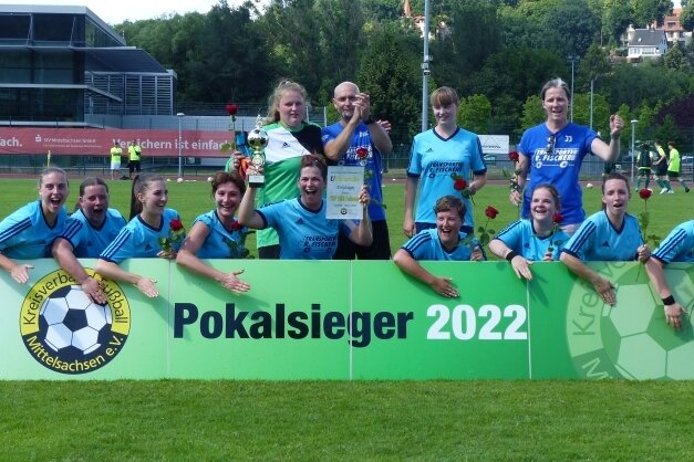 Auf den Double-Gewinn folgen Sekt und rote Rosen - Der Pott geht wieder nach Falkenau. Nach dem deutlichen 3:0 Finalerfolg hatten die Damen allen Grund zum Feiern.