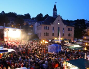 Auf den Partymeilen regiert der Spaß - Am Freitag und Samstag feierten Tausende bis weit nach Mitternacht auf dem Altmarkt eine Grand-Prix-Party mit viel Livemusik.