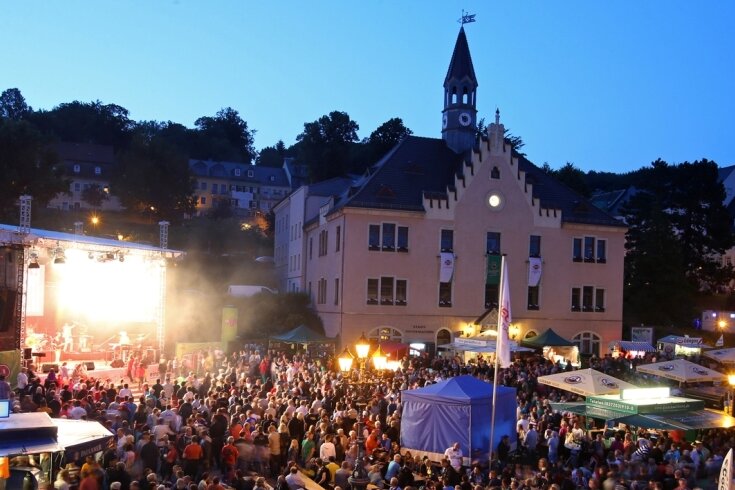 Auf den Partymeilen regiert der Spaß - Am Freitag und Samstag feierten Tausende bis weit nach Mitternacht auf dem Altmarkt eine Grand-Prix-Party mit viel Livemusik.