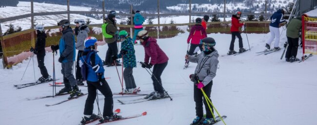 Kleine und große Wintersportfreunde aus ganz Sachsen und darüber hinaus haben am Wochenende das Skigebiet am Fichtelberg nach 22 Monaten Zwangspause zurückerobert. 