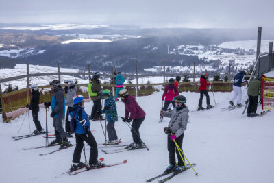 Auf den Skihängen zieht wieder Leben ein - Kleine und große Wintersportfreunde aus ganz Sachsen und darüber hinaus haben am Wochenende das Skigebiet am Fichtelberg nach 22 Monaten Zwangspause zurückerobert. 