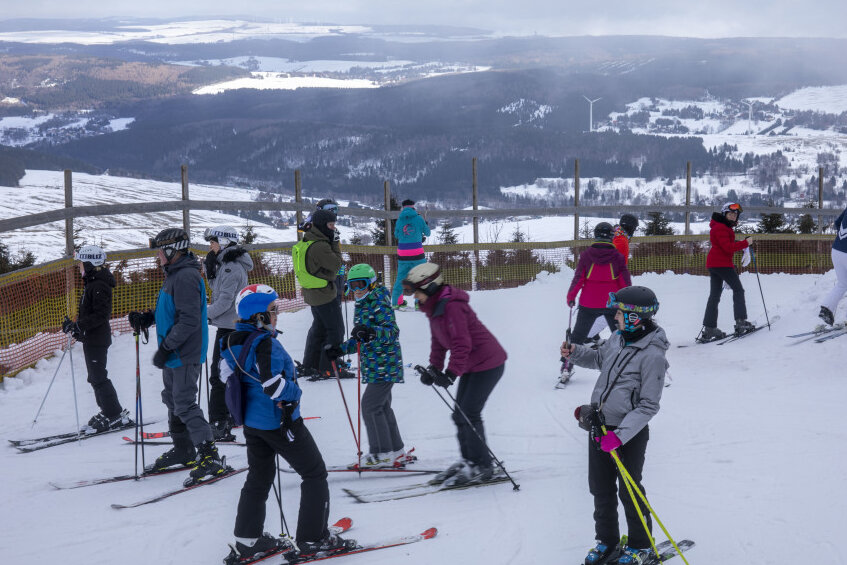 Kleine und große Wintersportfreunde aus ganz Sachsen und darüber hinaus haben am Wochenende das Skigebiet am Fichtelberg nach 22 Monaten Zwangspause zurückerobert. 