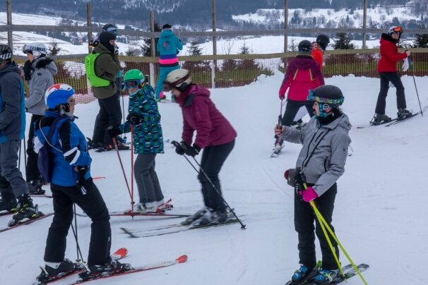 Auf den Skihängen zieht wieder Leben ein - Kleine und große Wintersportfreunde aus ganz Sachsen und darüber hinaus haben am Wochenende das Skigebiet am Fichtelberg nach 22 Monaten Zwangspause zurückerobert. 