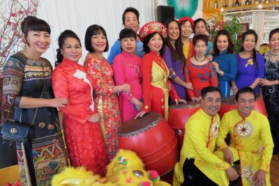 Auf den Spuren der Migration in Werdau - Die Mitglieder des Vereins der Vietnamesen empfingen in traditionellen Gewändern ihre Gäste im Kulturzentrum.