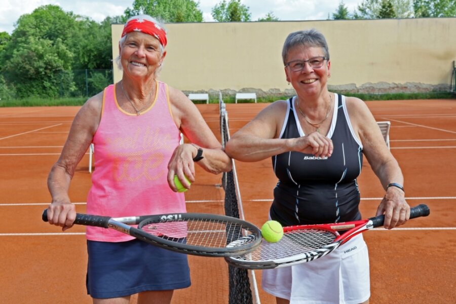 Auf den Tennisplätzen geht's los - Christel Karthe und Petra Lenz vom 1. TC Zwickau spielen in der Landesoberliga Damen 50 und gehören seit Jahren zu den Leistungsträgerinnen. Am Sonntag empfangen sie mit ihrer Mannschaft den TC Pulsnitz. 