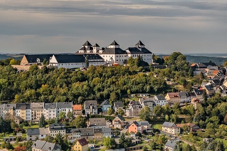 Auf der Augustusburg und in der Stadt soll gefeiert werden - Das Schloss Augustusburg, fotografiert mit einer Drohne. 