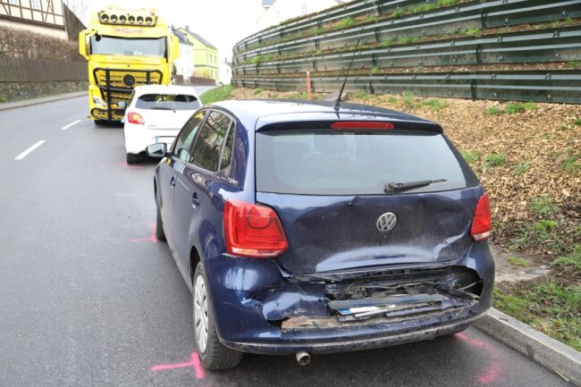 Auf Der B 101 In Grünstädtel: Auffahrunfall Mit Drei Fahrzeugen