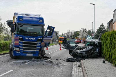 Auf der B 175 in Hartha: Schwerer Unfall zwischen Schüttgut-Lkw und Auto - Am Montagnachmittag kam es auf der B 175 in Hartha bei Döbeln zu einem Zusammenstoß zwischen einem Lkw Scania und einem Pkw Renault.