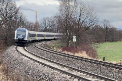 Auf der Bahnstrecke Chemnitz-Leipzig drohen wochenlange Einschränkungen im Zugverkehr - Ein Regionalexpress der MRB bei Wittgensdorf auf dem Weg nach Leipzig. Auf der Strecke stehen wochenlange Zugausfälle an.