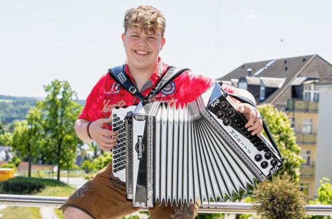Auf der Bühne mit den Kastelruther Spatzen - Moritz Aichner mit seiner steirischen Harmonika. Am Samstag tritt er im Parktheater auf. 