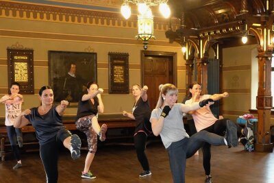Auf der Burg Mylau gibt's jetzt Sport - Kickboxen für Anfänger unter dem Titel "Taffes Rittergefecht": Trainerin Stephanie Krohn (vorn) mit den Teilnehmern im Ratssaal. 