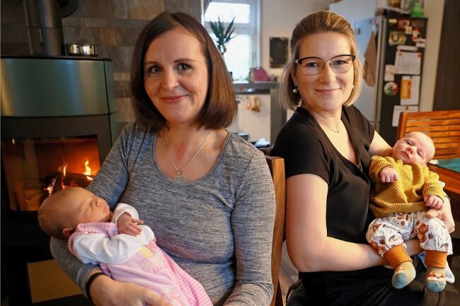 So sehen glückliche Mütter aus: Saskia Seidenglanz (links) und Franziska Mädler brachten ihre Babys Luna und Raphael (rechts) zuhause auf die Welt. Die Frauen wohnen in Ellefeld mit ihren Familien nur ein paar Häuser voneinander getrennt. 