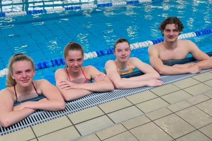 Sind demnächst in internationalen Gewässern unterwegs: die jungen Athleten des Schwimmclubs Chemnitz Julia Ackermann, Aliyah Hösel, Yara Fay Riefstahl und Jonas Kusche (von links). 