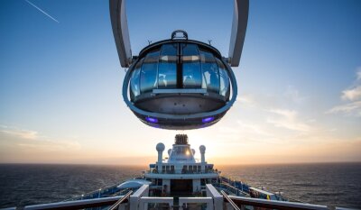 Auf der Erfolgswelle - So einen Blick hat nicht mal der Käpt'n: Die Quantum of the Seas ist das größte Kreuzfahrtschiff und gehört zur größten Reederei. Die 23 Schiffe von Royal Caribbean Cruises bieten Platz für 1800 bis 5400 Gäste. Beliebt sind vor allem Routen in Europa und in der Karibik.