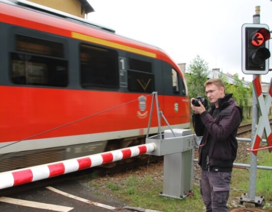 Auf der Jagd nach dem schnellen Fotomotiv - Thomes Nötzold fotografiert gern Züge, hier in Hohenfichte. Der junge Mann macht eine Ausbildung zum Lokführer. 