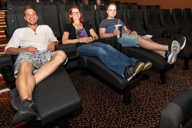 Auf der Kino-Liege lümmeln wie zu Hause - Nicole Tußler testet die neuen Liegen im Kino Capitol.