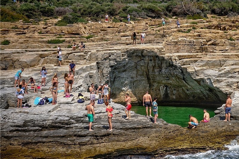 Auf der Marmorinsel - Mit kühnem Sprung mitten ins "Auge des Zeus": Das Naturschwimmbecken ist vor allem bei jungen Leute beliebt. 