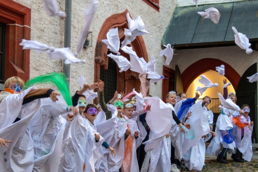 Auf der Rochsburg spukt es wieder - In selbst gebastelten Kostümen ließen die 28 Ferienkinder aus dem Hort Wiederau im Schlosshof der Rochsburg ihre "Fluggespenster" fliegen. 