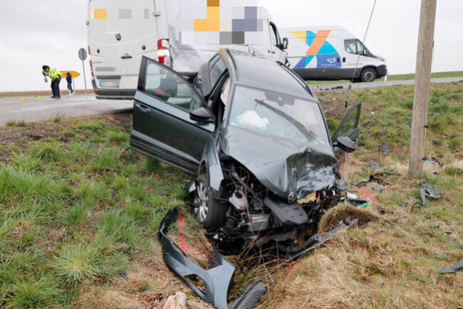 Auf der S 57 bei Penig: Unfall auf der Tauschaer Straße fordert drei Verletzte - Ein Zusammenstoß zwischen einem Kleintransporter und einem Skoda hat am Freitagmorgen für drei Verletzte gesorgt.