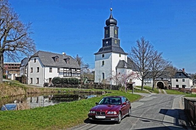 Auf der Spur der Alten Salzstraße im Vogtland - Die "Alte Salzstraße" führt in Steinsdorf oberhalb der Kirche entlang. 