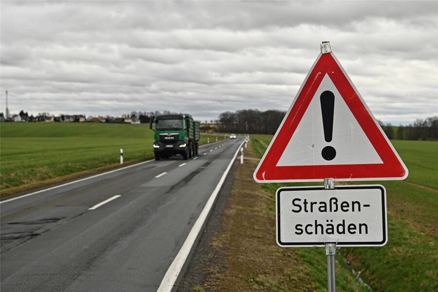 Auf der Straße zwischen Rochlitz und Erlau reiht sich Schlagloch an Schlagloch - Die Schlaglochpiste S 250 ist zwischen Rochlitz und Erlau ist für viele Autofahrer ein Ärgernis.