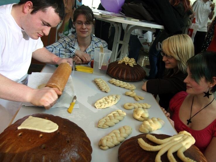 Auf der Suche nach der Zukunft - 
              <p class="artikelinhalt">Toni Reuther und Susan Seerig zeigen Jana Martynov und Lisa Pautsch (v.l.), wie mit totem Teig Brot verziert wird. </p>
            