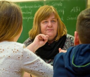 Praxisberaterin Elke Rössel mit Schülern der 7. Klasse in der Goethe-Oberschule in Breitenbrunn.  
