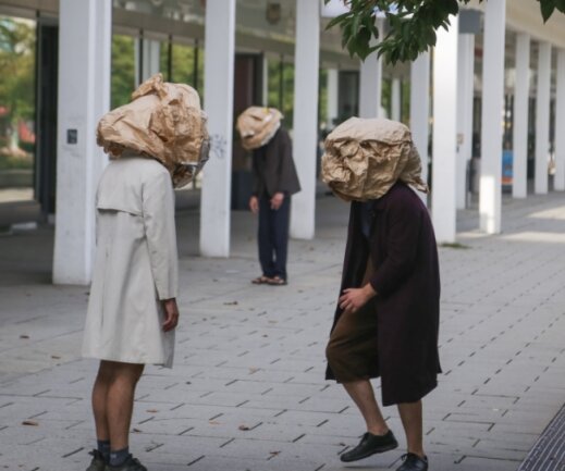 Auf der Suche nach Karl Marx' Körper - Suchen sie was? Oder wollen sie einfach nur irritieren? Gemeinsam mit dem Chemnitzer Verein Taupunkt führte das Künstlerkollektiv Theater Continuo aus Südböhmen am Montag eine Flashmob-ähnliche Performance auf dem Rosenhof auf. 