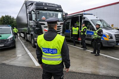 Auf der Suche nach Schleusern: A 72 vier Stunden für Großkontrolle gesperrt - Neun tschechische Polizisten haben die Beamten in Sachsen bei ihrer Großkontrolle an der A 72 unterstützt.
