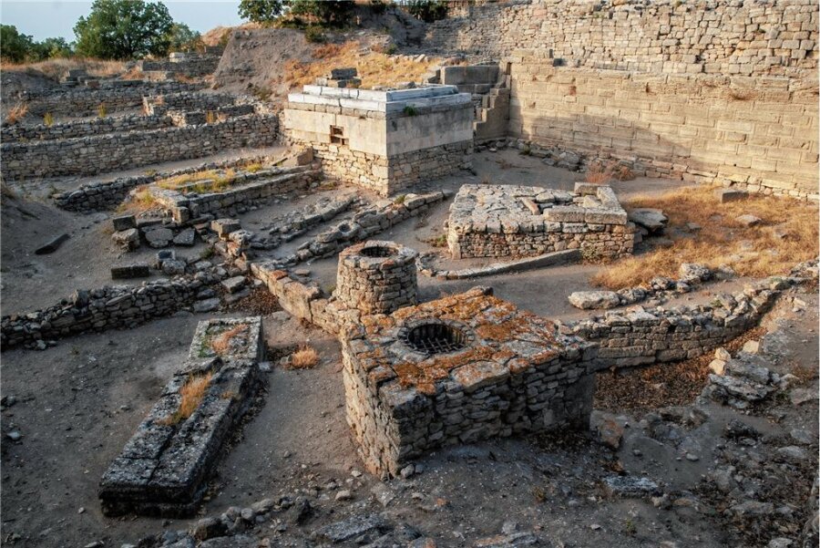 Auf der Suche nach Troja - Die Ausgrabungsstätte in Troja bietet Zeugnisse menschlichen Lebens aus sechs Jahrtausenden. 