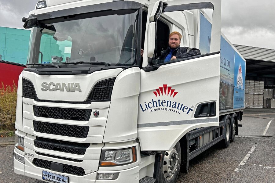 Auf der Überholspur: Junger Trucker aus Lichtenau begeistert mit Top-Leistung - Patrick Walter in seinem Lichtenauer Mineralquellen-Truck. Jetzt hat er seine Ausbildung als Landesbester abgeschlossen.