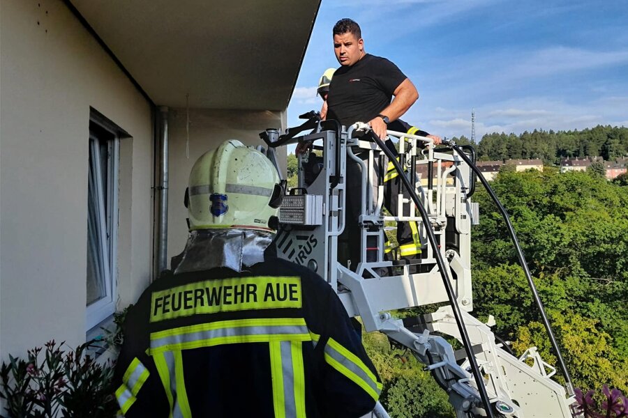Auf die Länge kommt es an: Feuerwehr Aue testet neue Drehleiter - Die Drehleiter des Magirus-Fahrzeugs erreicht den elften Stock auf dem Eichert problemlos.