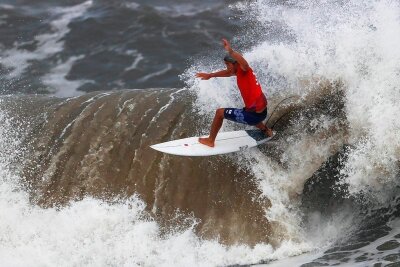 Auf die richtige Welle kommt es an - Kanoa Igarashi ritt auf dieser Welle, musste sich im Finale Ferreira geschlagen geben. Igarashis Vater erlernte einst an diesem Strand das Surf-Abc.