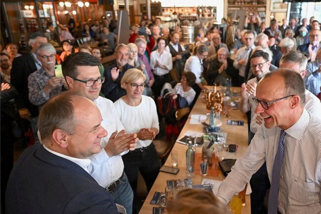 Im Brauhaus-Lokal: CDU-Chef Friedrich Merz (r.) kam zur Unterstützung von Oberbürgermeister Dirk Hilbert (FDP/l.) nach Dresden.