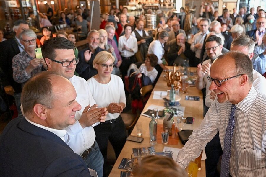 Auf ein Bier mit Friedrich Merz - Im Brauhaus-Lokal: CDU-Chef Friedrich Merz (r.) kam zur Unterstützung von Oberbürgermeister Dirk Hilbert (FDP/l.) nach Dresden.