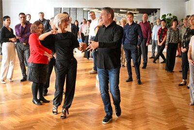 Auf ein Tänzchen mit „Let‘s Dance“-Legende Joachim Llambi in Chemnitz - Joachim Llambi und Sindy Hohmann beim Tanzkurs in der Tanzschule Köhler Schimmel Chemnitz.