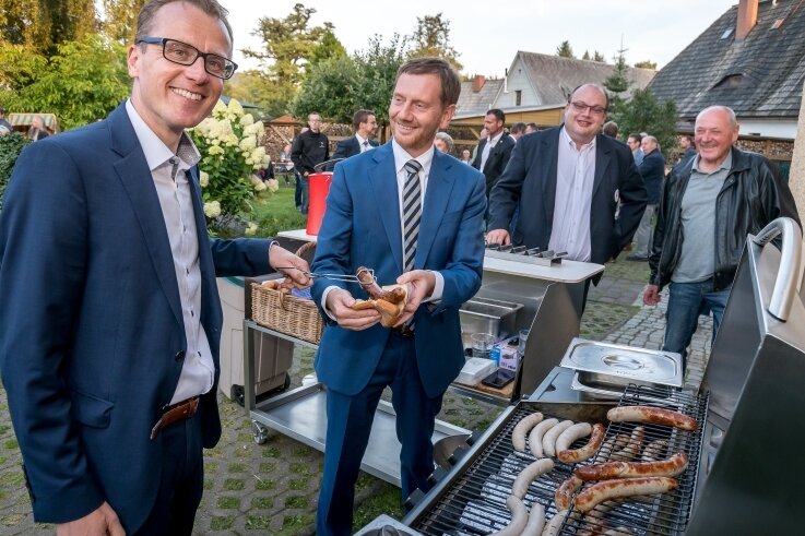 Auf eine Bratwurst mit dem Ministerpräsidenten - Zu den von Alexander Krauß in die Olbernhauer Saigerhütte eingeladenen Gästen gehörte auch Sachsens Ministerpräsident Michael Kretschmer. 