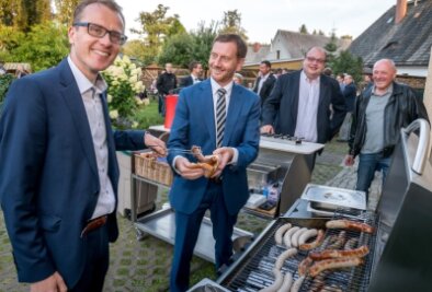 Auf eine Bratwurst mit dem Ministerpräsidenten - Zu den von Alexander Krauß in die Olbernhauer Saigerhütte eingeladenen Gästen gehörte auch Sachsens Ministerpräsident Michael Kretschmer. 