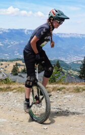 Auf einem Reifen über die Berge - Bei der WM im Südosten Frankreichs musste Rebekka Wiedener auf einem ausgewaschenen Schotterweg mit einer Steigung von 10 bis 15 Prozent die richtige Linie zu finden. 