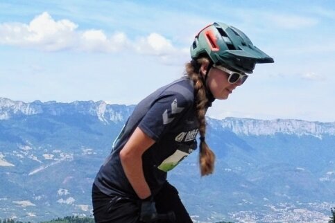 Auf einem Reifen über die Berge - Bei der WM im Südosten Frankreichs musste Rebekka Wiedener auf einem ausgewaschenen Schotterweg mit einer Steigung von 10 bis 15 Prozent die richtige Linie zu finden. 