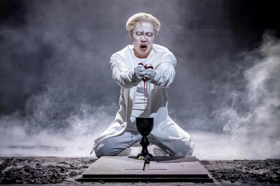 Defizit oder Programm? In der Titelrolle der Marschner-Oper "Der Vampyr" agiert Paul Gukhoe Song auffallend blutleer. 