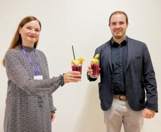 Auf einen Cocktail mit dem künftigen Chef - Plauener Pflegedirektorin Cornelia Bremer-Trautner und Klinikchef Ralph Junghans laden zum Kennenlernen nach Dienstschluss ein. 