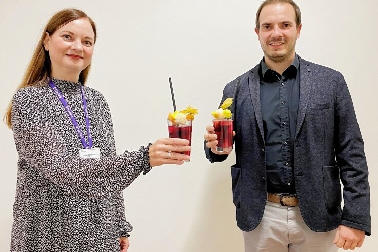 Auf einen Cocktail mit dem künftigen Chef - Die Plauener Pflegedirektorin Cornelia Bremer-Trautner und Klinikchef Ralph Junghans laden zum Kennenlernen nach Dienstschluss ein. 