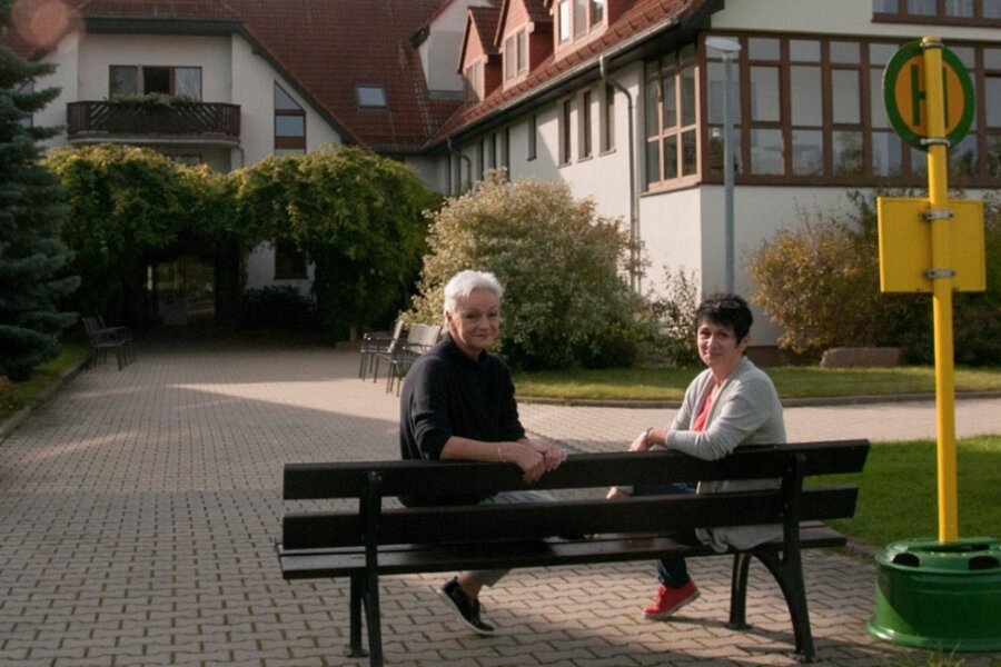 Auf einstigem Rapsfeld hat sich ein Traum erfüllt - Geschäftsführerin Ines Landgraf (links) und Pflegedienstleiterin Kathrin Wiesmann vor dem Pflegeheim. Dort ist eine Bushaltestelle eingerichtet, die Demenzkranken helfen soll, Ruhe zu finden. 