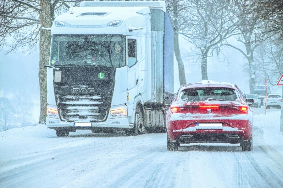 Auf Glatteis folgt Schnee: Wetter sorgt im Erzgebirge für Probleme und Unfälle - Das Erzgebirge weiß gefärbt: Nach Schneefall hingen auf der Bundesstraße 101 in Scheibenberg Lastwagen fest.