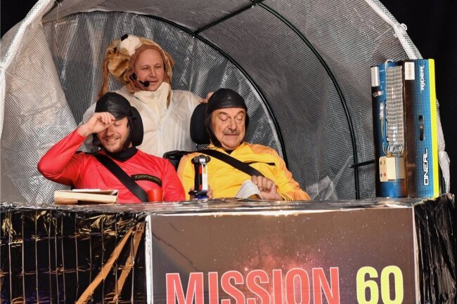 Auf großer Mission:  Breitenauer Carnevalsclub feiert 60. - Unter dem Motto "Mission 60" gingen die Breitenauer Narren auf Weltraumreise. René Schneider (l.) und Bernd Uhlich (r.) steuerten das Raumschiff. Dirk Reichardt (M.) war Forschungskosmonaut. 