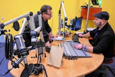 Auf ins digitale Zeitalter: Mehr Sendezeit fürs Chemnitzer Bürgerradio T - Die Techniker Rico Pitsch und Daniel Ott (von links) machen Radio T fit für die Ausstrahlung auf der digitalen Frequenz DAB+. 
