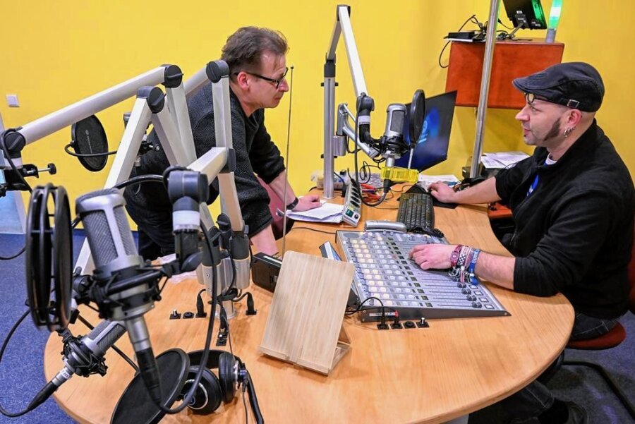 Auf ins digitale Zeitalter: Mehr Sendezeit fürs Chemnitzer Bürgerradio T - Die Techniker Rico Pitsch und Daniel Ott (von links) machen Radio T fit für die Ausstrahlung auf der digitalen Frequenz DAB+. 
