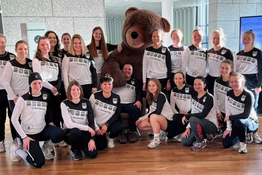 Auf ins Neuland 2. Bundesliga - Neue Liga, neue Kleidung: Meeranes Frauenmannschaft um Trainer Mirko Götz (Mitte) hat sich beim Trainingslager in Potsdam den Feinschliff für die bevorstehende Hallenhockey-Saison geholt. 