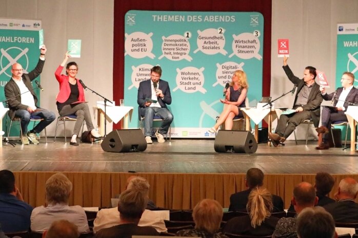 Auf Kollisionskurs - Sabine Zimmermann (Linke), Wolfgang Wetzel (Grüne) und Gundula Schubert (SPD; von links) während der Schnellfragerunde am Donnerstagabend im Theater Crimmitschau. . 